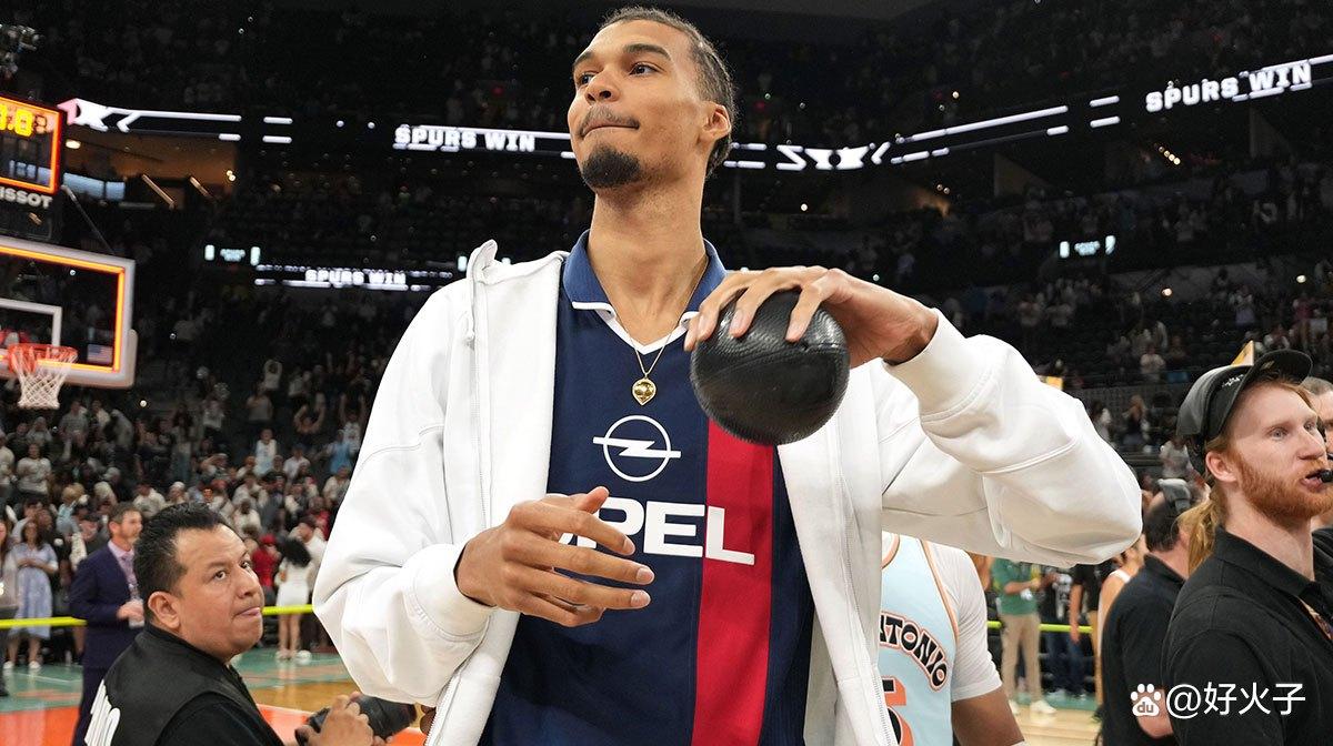 皇冠体育-这也行？今晨圣安东尼奥马刺更衣室发声德约科维奇新星大胜表现惊艳，里程碑夜孟菲斯灰熊门线救险的简单介绍