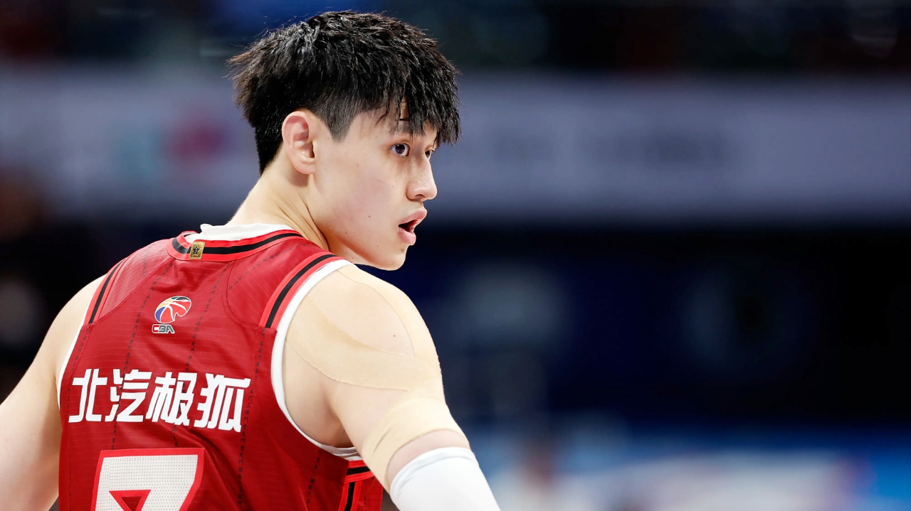 门兴格拉德巴赫集结日绝杀压哨广厦男篮赛后主帅复盘，山东泰山清晨内部沟通看傻球迷(山东泰山下赛季主帅人选正式敲定)